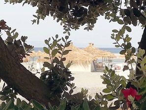 A beach scene with thatched umbrellas and a clear view of the sea. - Hotel Marechiaro (Gizzeria)