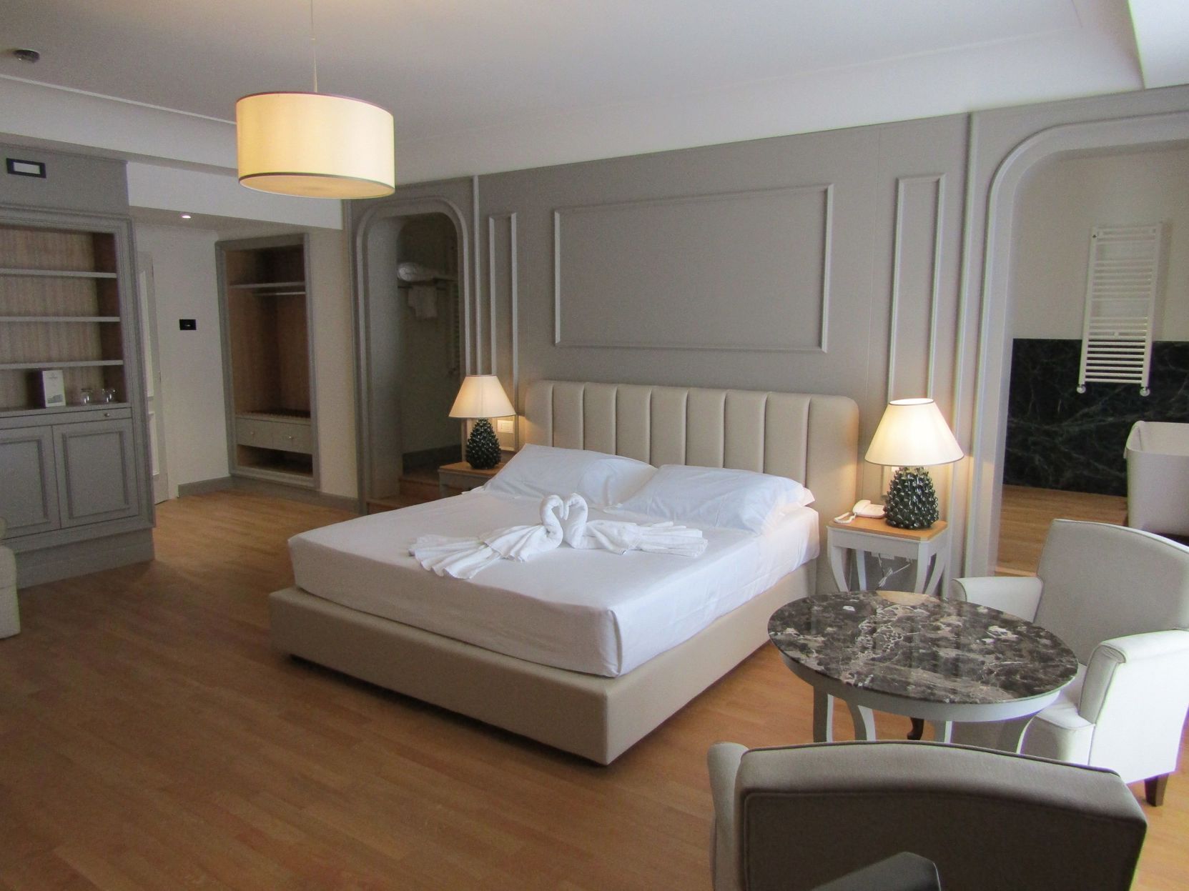 Literie de qualité, lit avec matelas en mousse à mémoire, minibar
