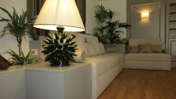 Suite, terras | Luxe beddengoed, bedden met traagschuimmatrassen, een minibar