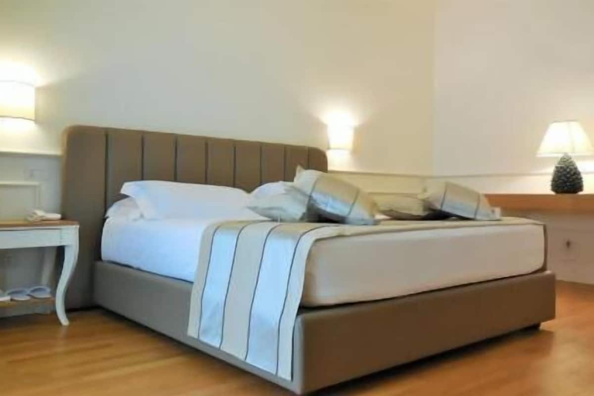 Ropa de cama de alta calidad, camas con efecto memoria y minibar