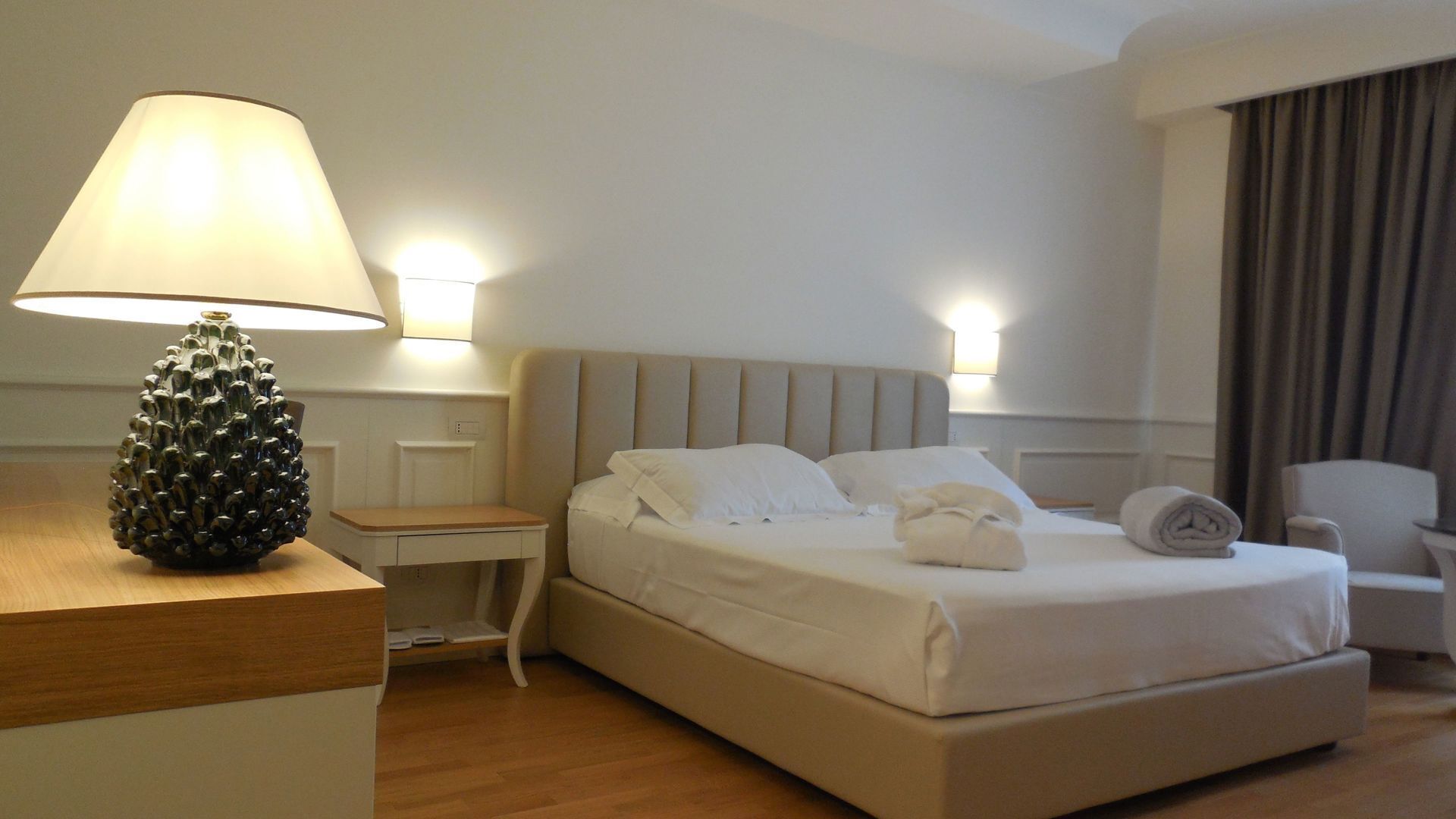 Literie de qualité, lit avec matelas en mousse à mémoire, minibar