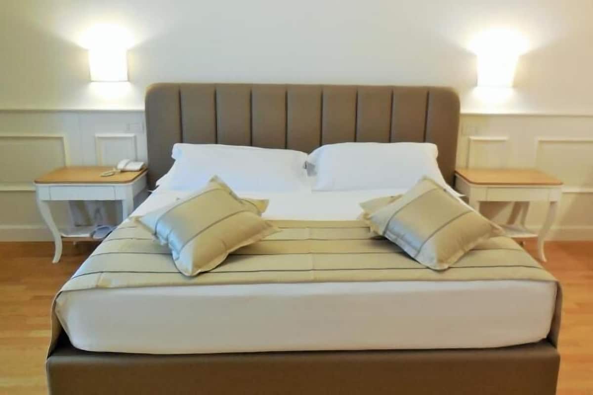 Ropa de cama de alta calidad, camas con efecto memoria y minibar