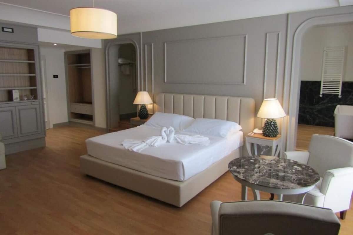 Ropa de cama de alta calidad, camas con efecto memoria y minibar