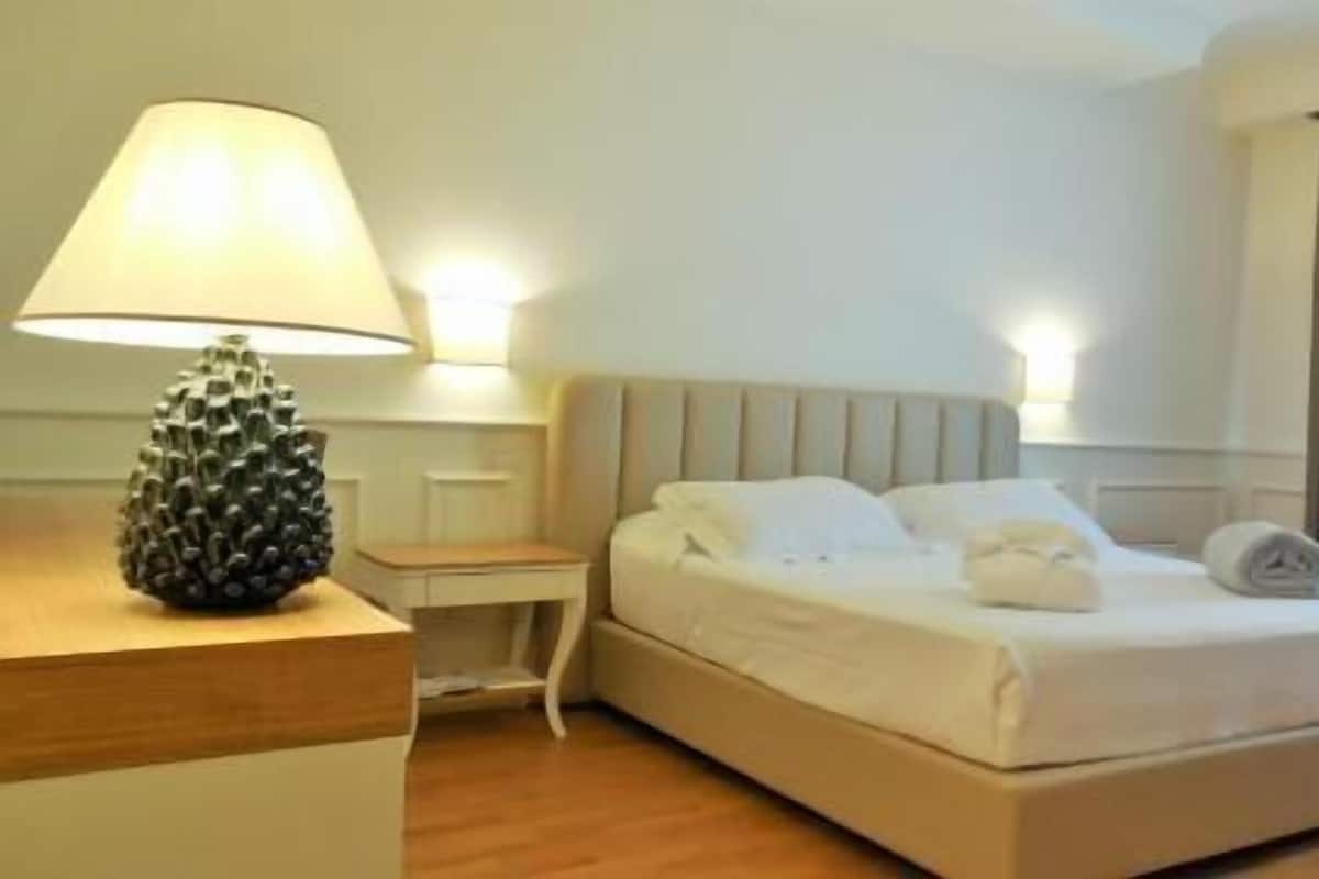 Ropa de cama de alta calidad, camas con efecto memoria y minibar