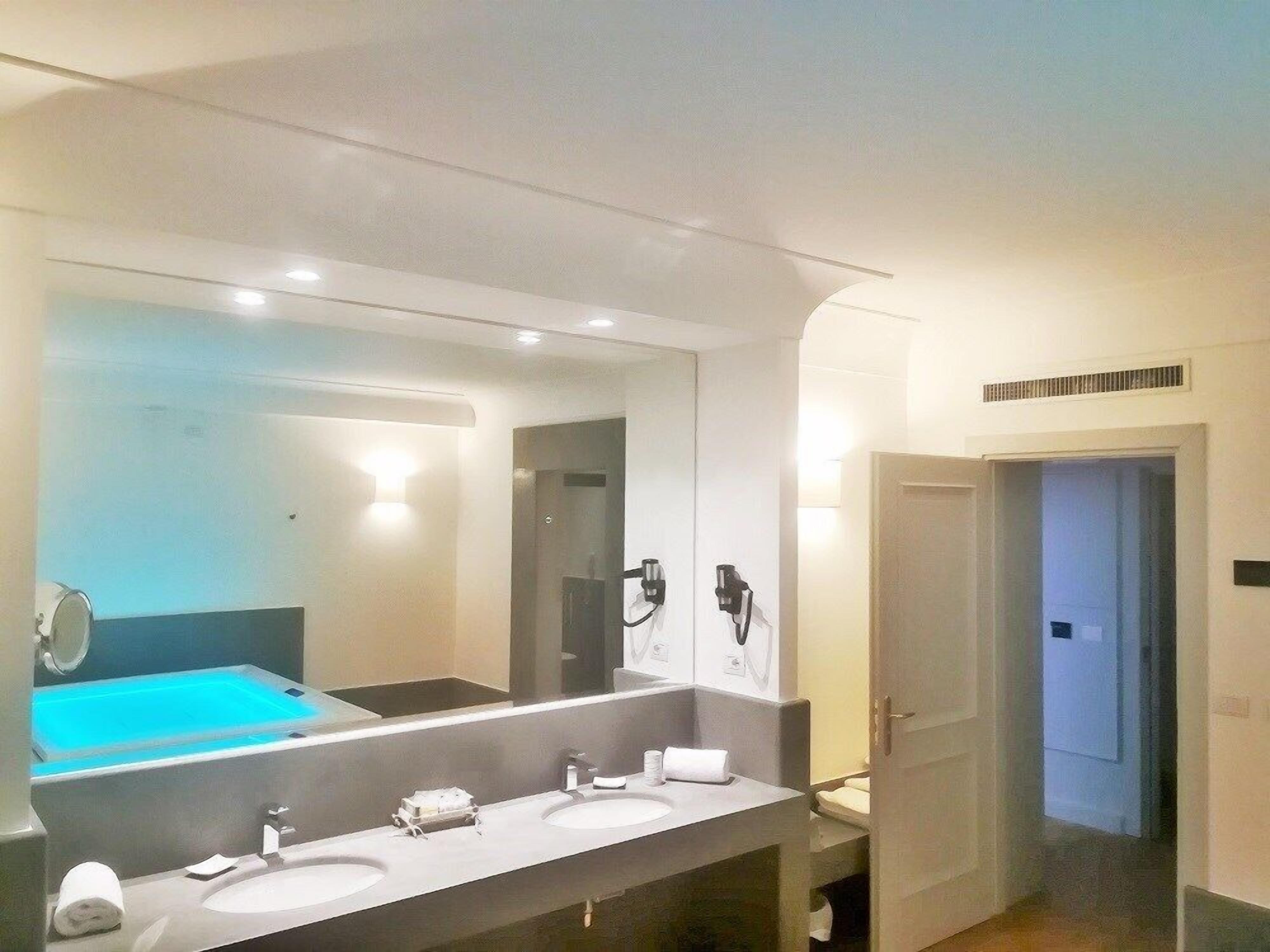 Luxury Suite | Bathroom | Free toiletries, hair dryer, bathrobes, slippers
