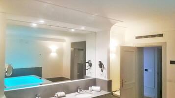 Luxury Suite | Bathroom | Free toiletries, hair dryer, bathrobes, slippers