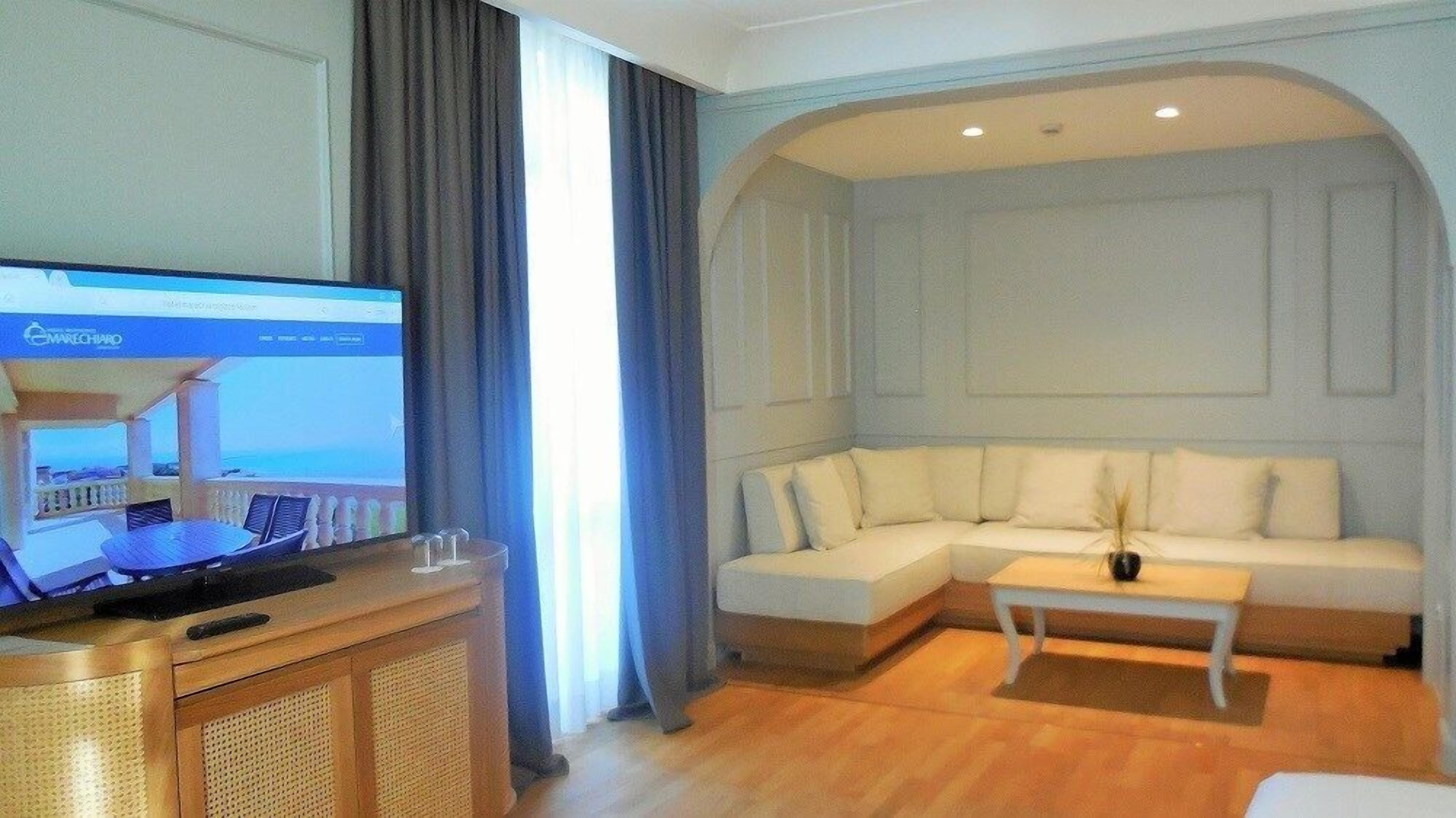 Luxury Suite | Premium bedding, memory foam beds, minibar, in-room safe