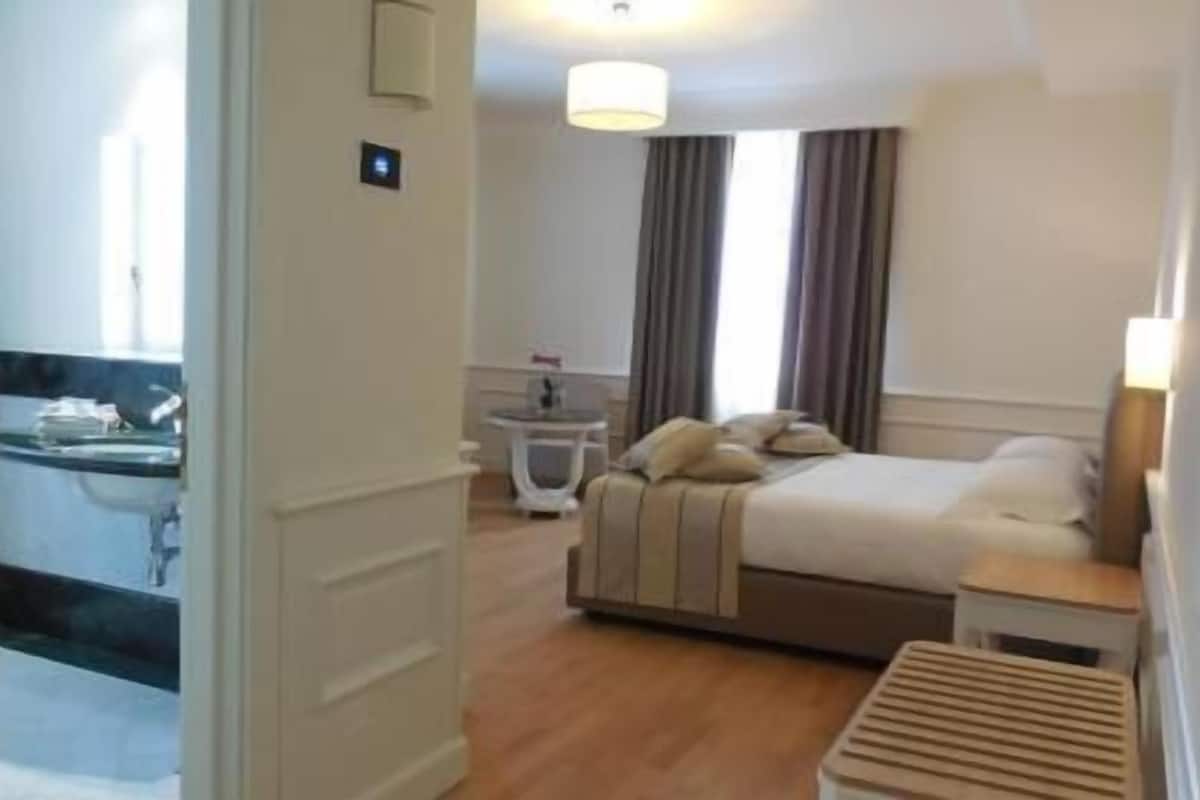 Ropa de cama de alta calidad, camas con efecto memoria y minibar