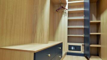 Ein moderner Kleiderschrank mit Holzböden und einem eingebauten Mikrowellenherd.