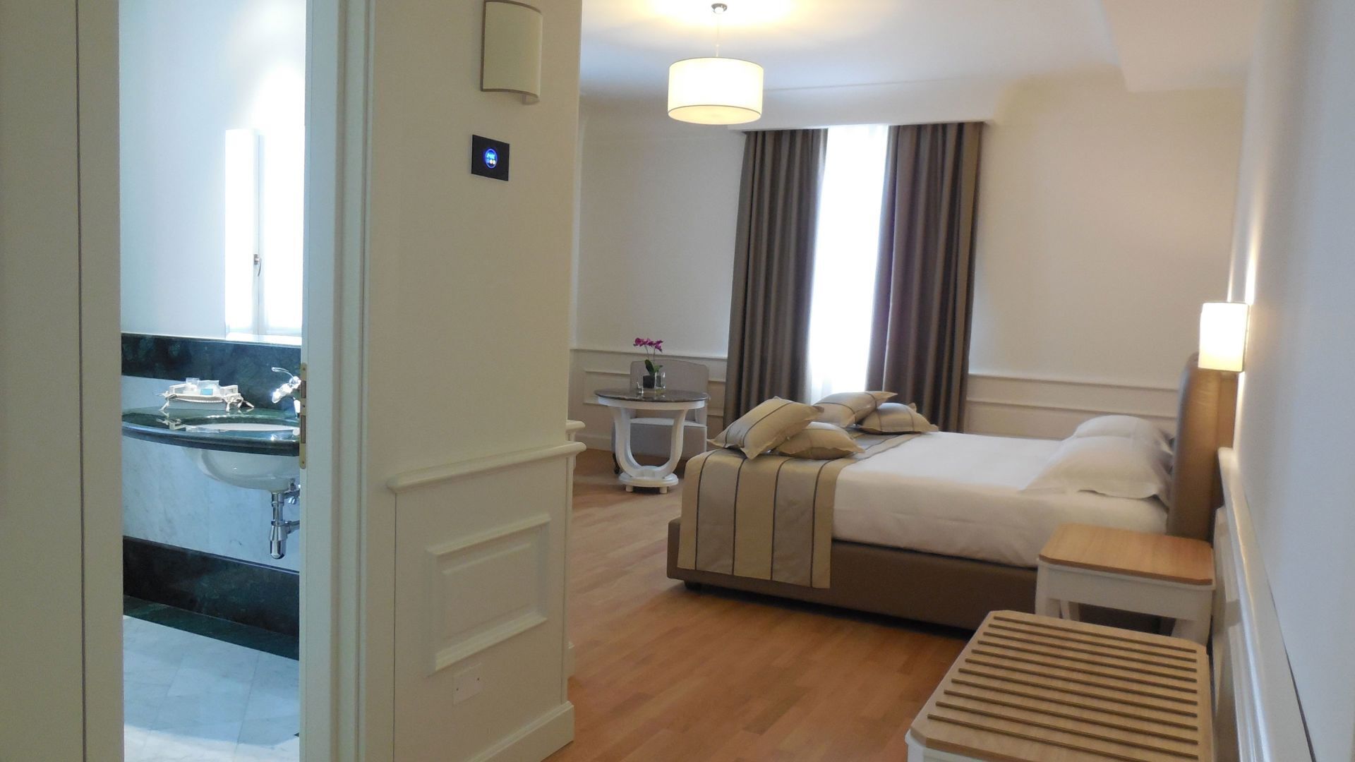 Literie de qualité, lit avec matelas en mousse à mémoire, minibar