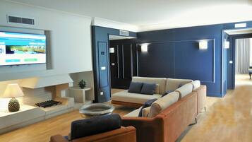 Una sala de estar moderna con un sofá, sillones, una mesa de centro y un televisor de pantalla plana montado en la pared.