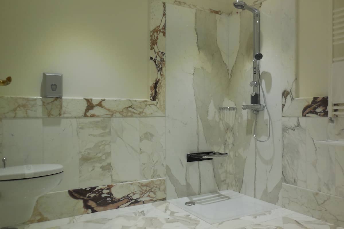 Double or Twin Room (For disabled people) | Bathroom | Separate tub and shower, rainfall showerhead, free toiletries