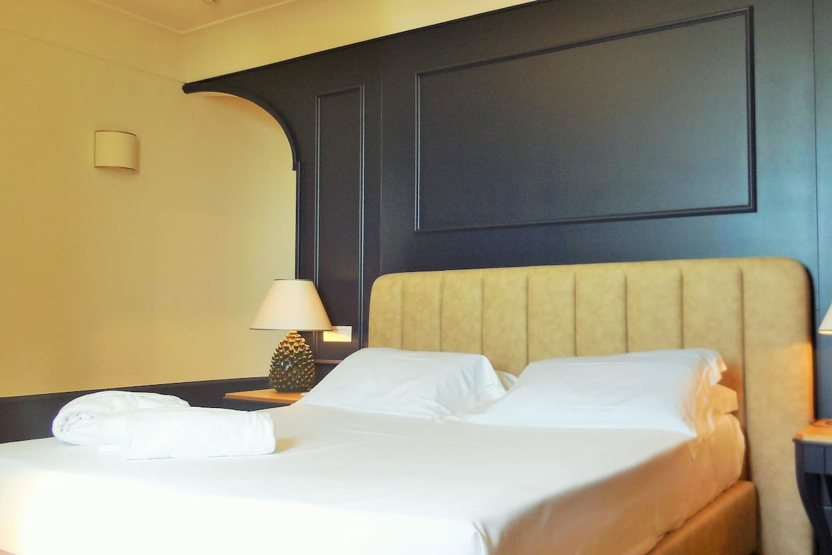 Executive Suite | Premium bedding, memory foam beds, minibar, in-room safe