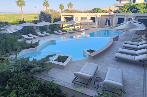Piscine extérieure, parasols de plage, chaises longues