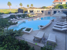 Outdoor pool, pool umbrellas, sun loungers