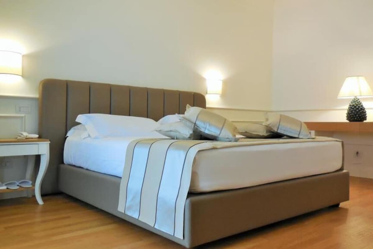Sengetøy av topp kvalitet, memory foam-senger, minibar og safe på rommet