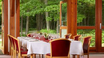 Petit déjeuner et dßner servis sur place, vue sur le jardin