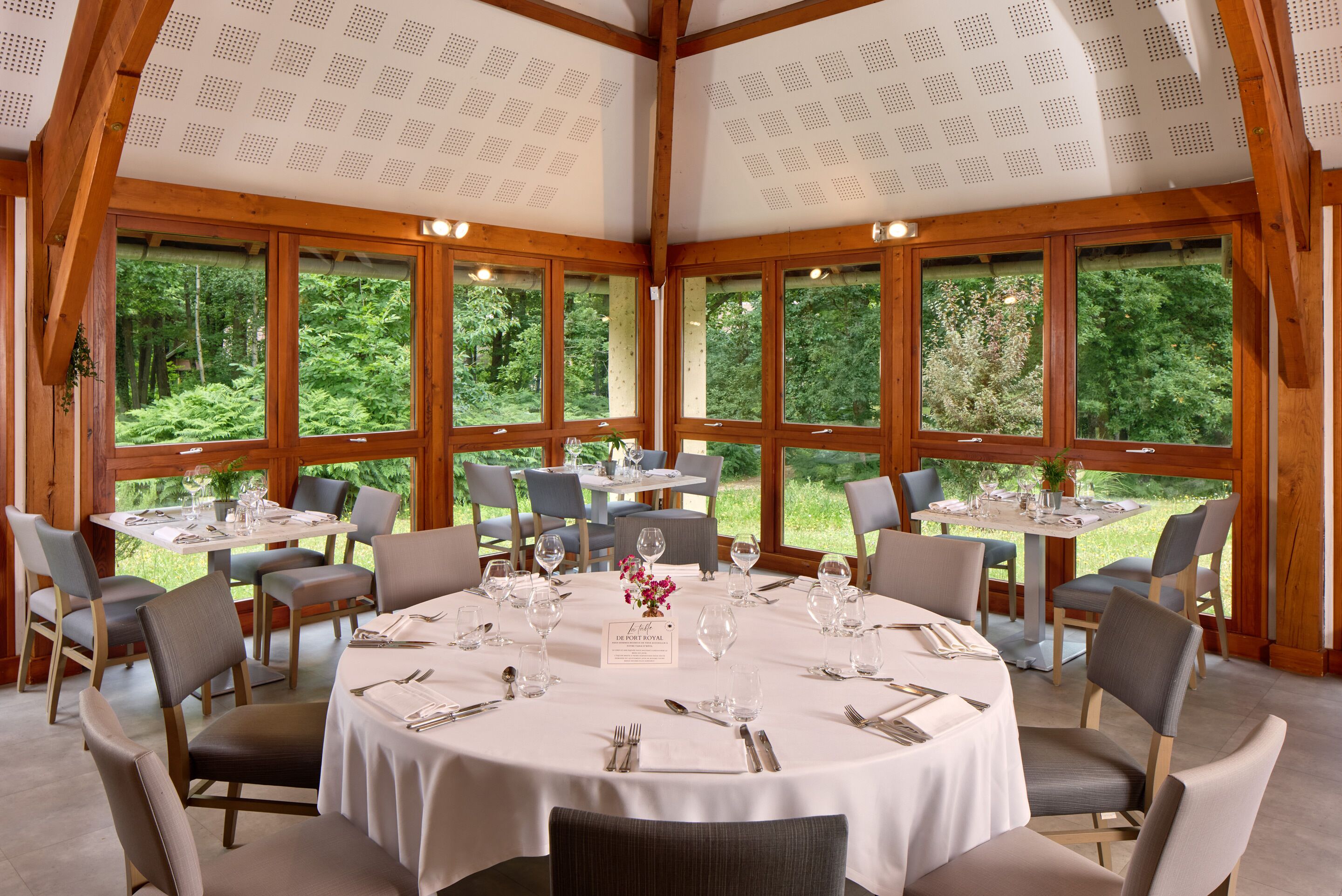 Petit déjeuner et dîner servis sur place, vue sur le jardin 