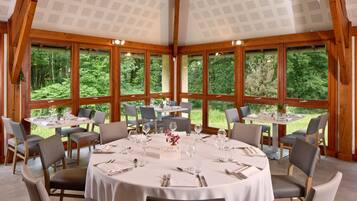 Petit déjeuner et dßner servis sur place, vue sur le jardin
