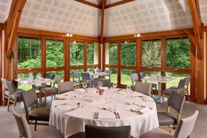 Se sirven desayunos y cenas; cocina francesa; con vista al jardín