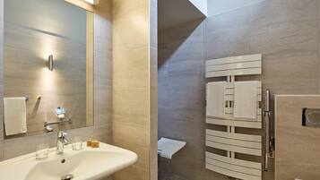 Superior Double Room | Bathroom | Shower, free toiletries, hair dryer, towels
