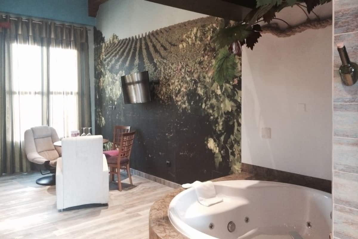 Superior Suite (Duplex) | Jetted bathtub