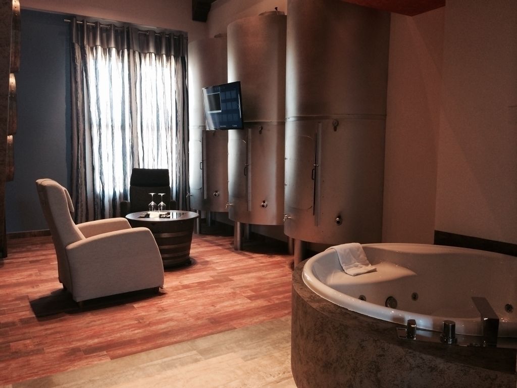 Superior suite (Duplex) | Woonruimte | Een 42-inch flatscreentelevisie met kabelzenders en televisie