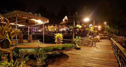 Country Lakeview Hotel