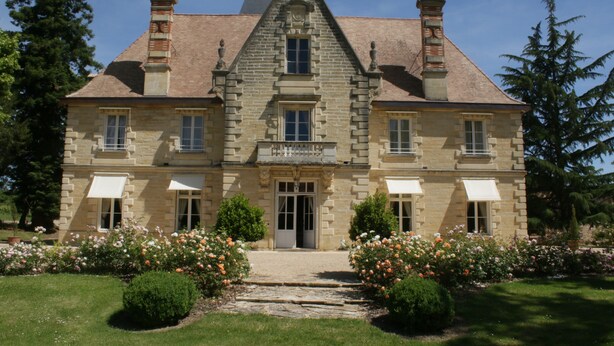 A large stone building with a symmetrical facade, multiple windows, and a central entrance. - Château Lagrave Béchade (Baleyssagues)