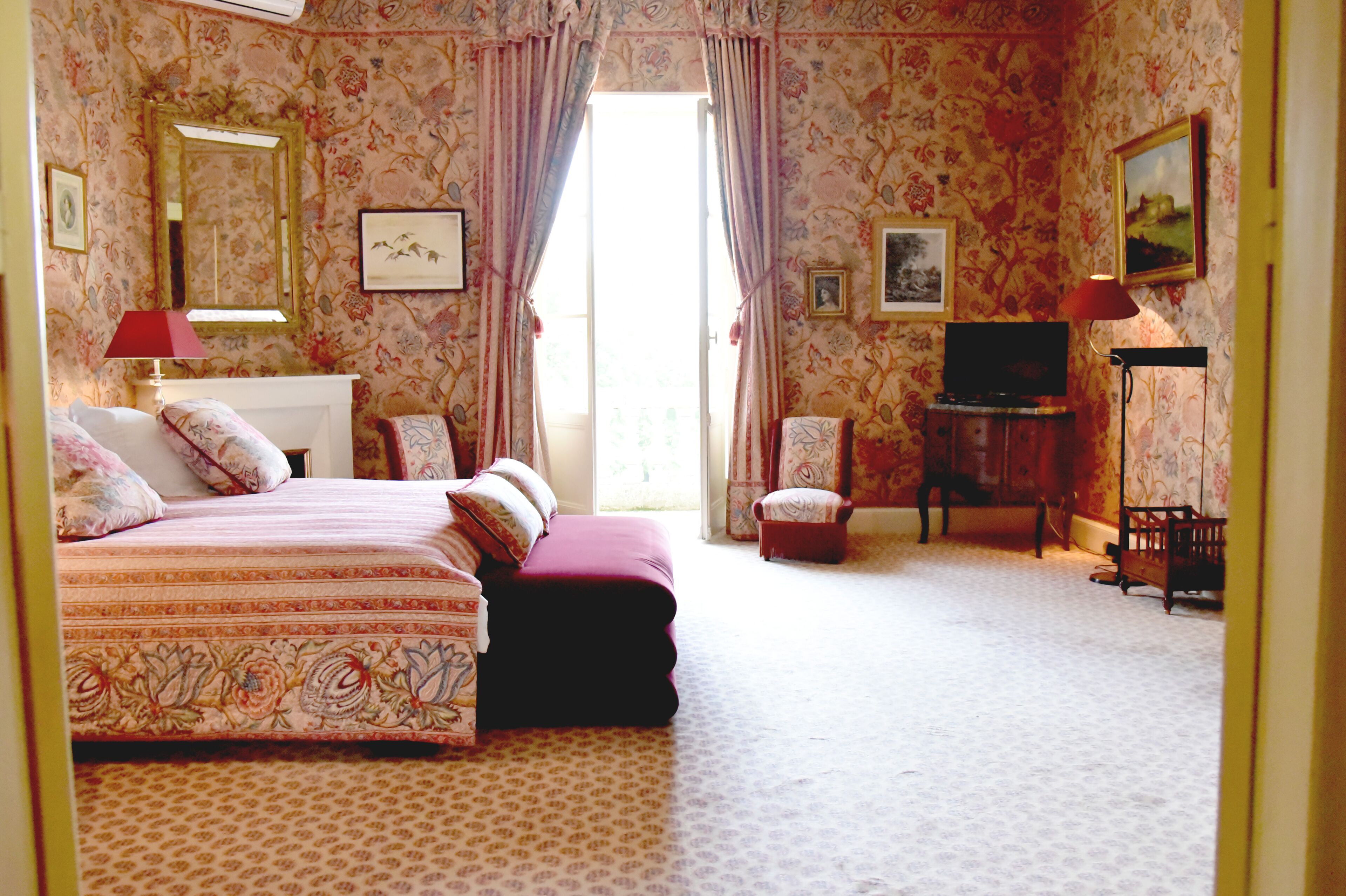 Mansion - 6 Rooms | Premium bedding, Select Comfort beds, soundproofing, iron/ironing board