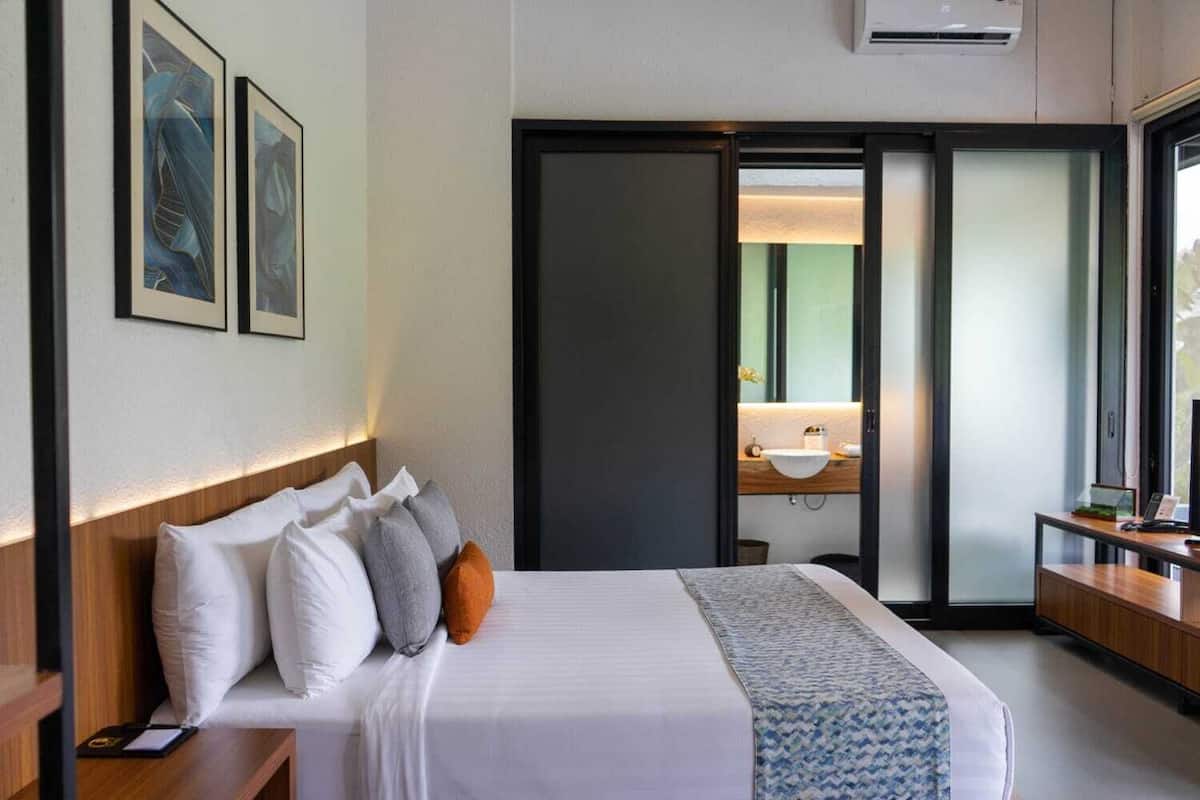 Signature-Villa, 2 Schlafzimmer, mit Bad, Flussblick | 1 Schlafzimmer, Minibar, Zimmersafe, kostenloses WLAN