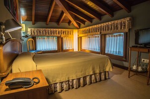 Minibar, caja de seguridad en la habitación y escritorio 