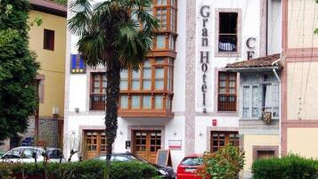 A hotel with a traditional facade, multiple windows, and a visible entrance.