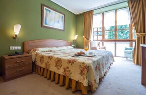Superior Double Room | Minibar, in-room safe, desk, blackout drapes - Gran Hotel Rural Cela (Belmonte de Miranda)