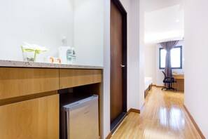 Minibar, värdeförvaringsskåp på rummet och skrivbord