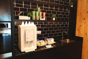 Frigorífico, cafetera o tetera y hervidor eléctrico