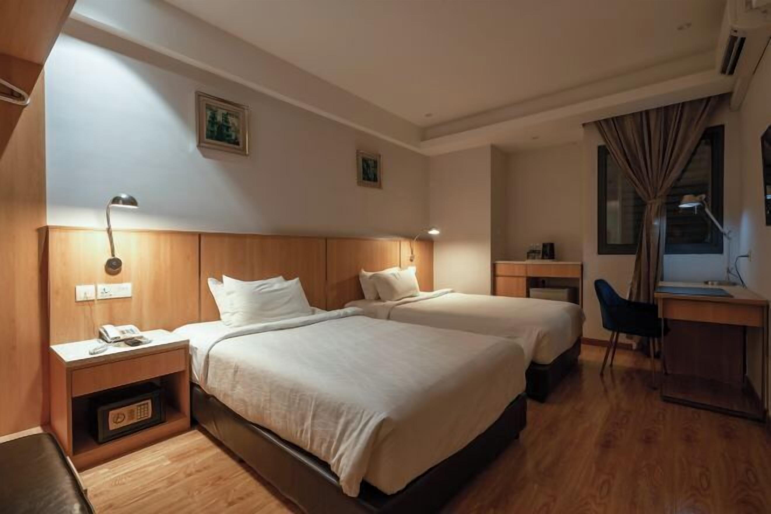 Een minibar, een kluis op de kamer, een bureau, een laptopwerkplek