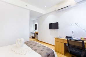 Minibar, in-room safe, desk, laptop workspace - Summer Tree Hotel Penang (George Town)