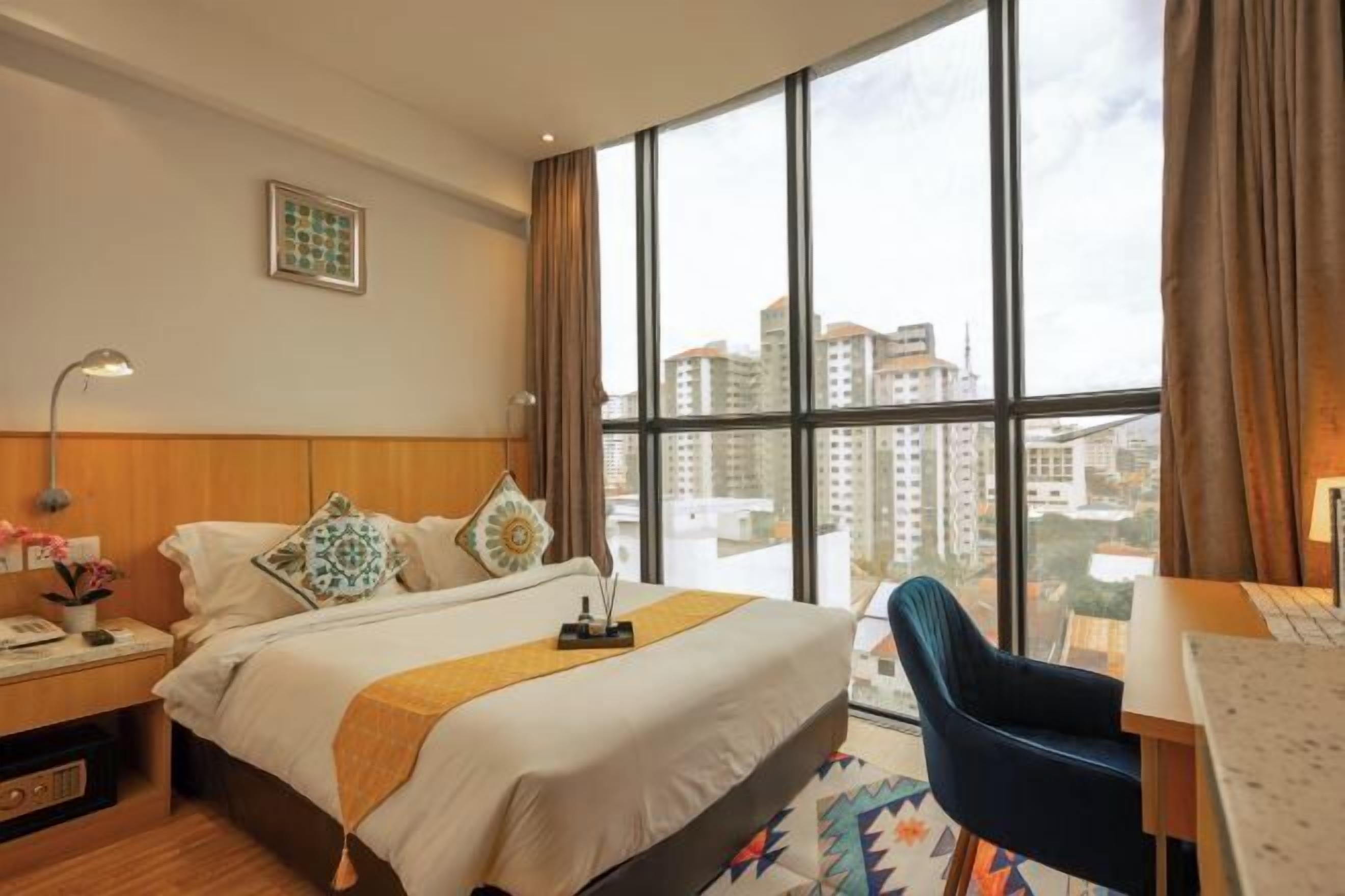 Een minibar, een kluis op de kamer, een bureau, een laptopwerkplek