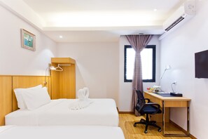 Superior kamer, 1 twee- of 2 eenpersoonsbedden, uitzicht op de stad | Een minibar, een kluis op de kamer, een bureau, een laptopwerkplek