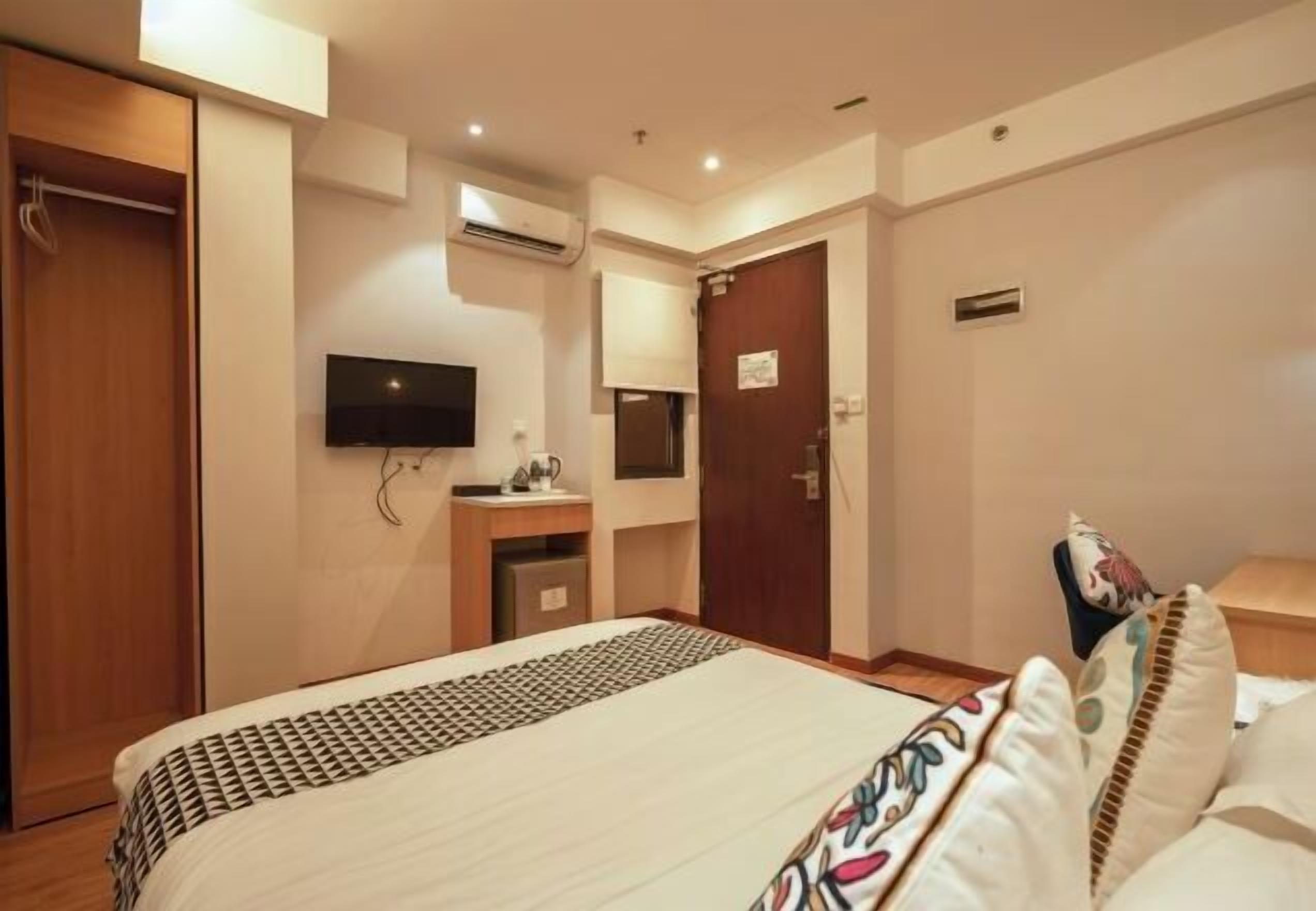 Een minibar, een kluis op de kamer, een bureau, een laptopwerkplek