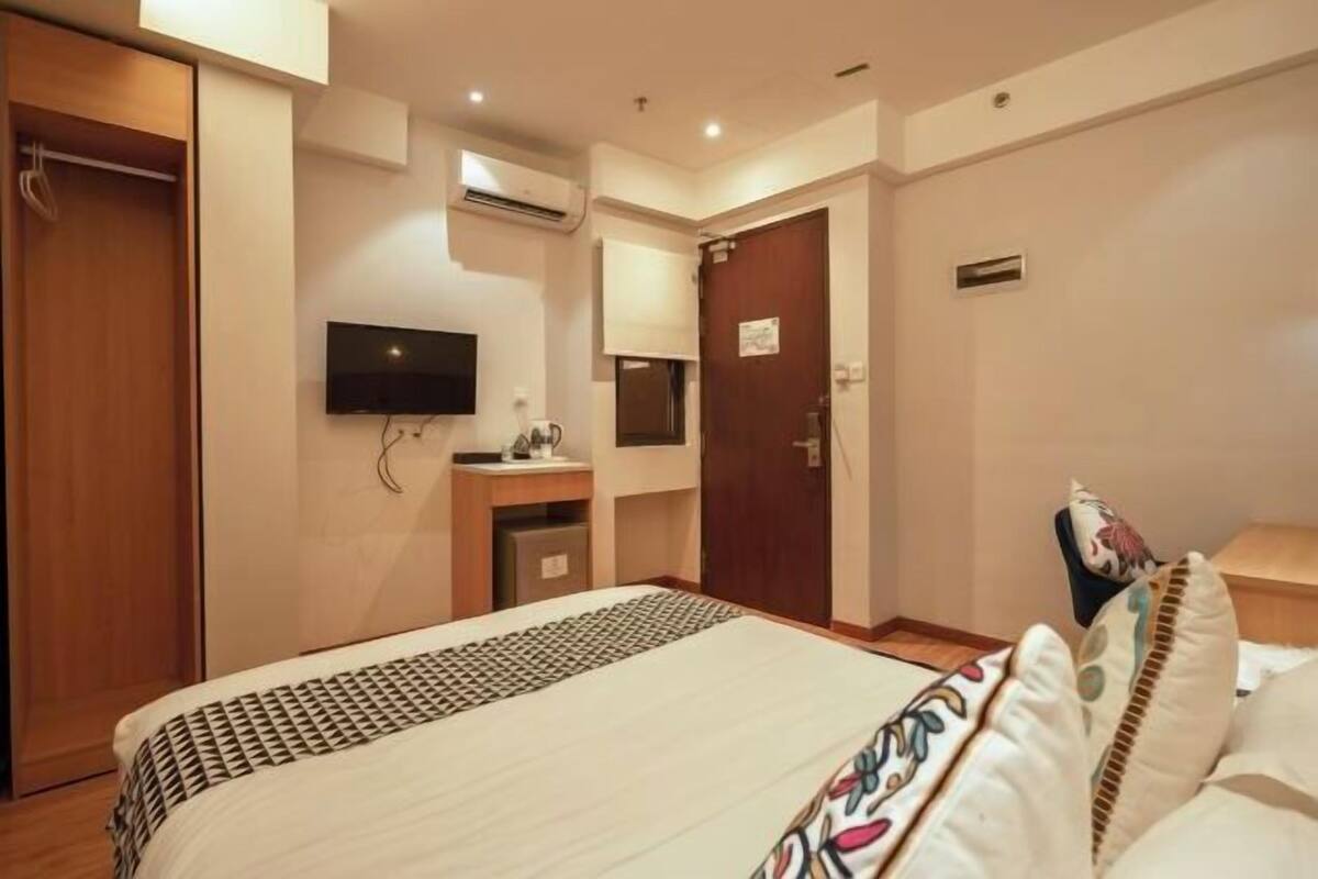 Minibar, in-room safe, desk, laptop workspace