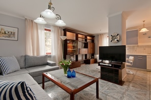 Apartment | Desk, iron/ironing board, free WiFi, bed sheets