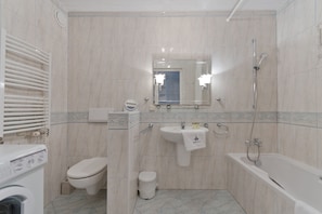 Apartment | Bathroom | Combined shower/tub, free toiletries, hair dryer, towels