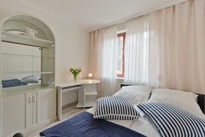 Apartment | Desk, iron/ironing board, free WiFi, bed sheets