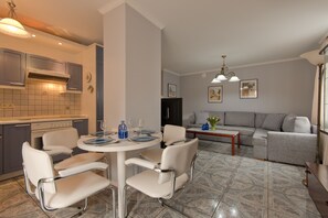 Apartamento | Cocina básica privada | Frigorífico, horno, placa de cocina y lavavajillas