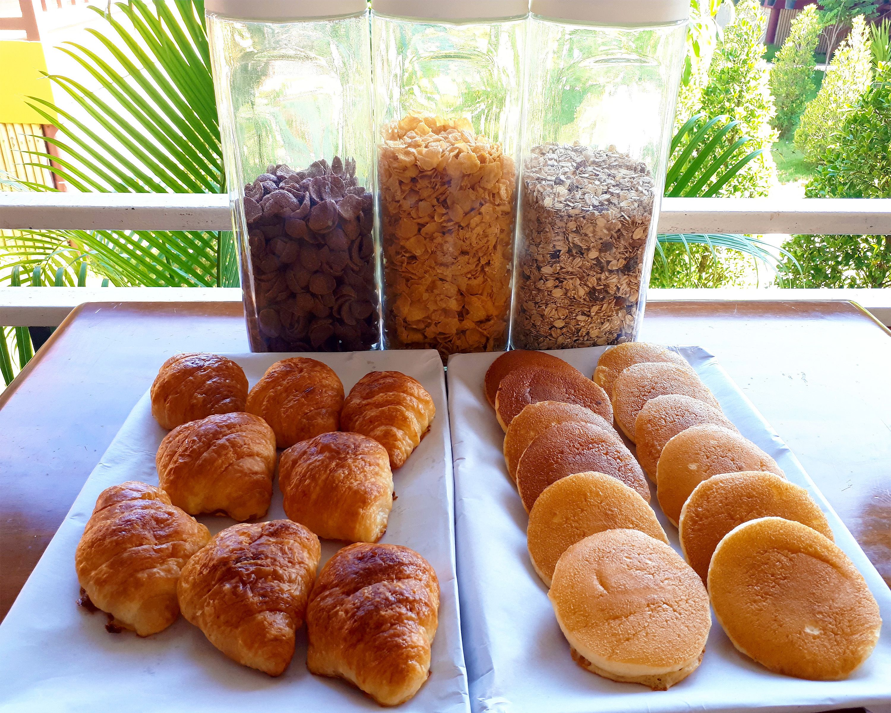 Una bandeja de pasteles y tres recipientes con diferentes alimentos.