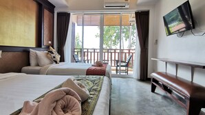 Een hotelkamer met twee bedden, een televisie, een balkon met een stoel en een airconditioning.