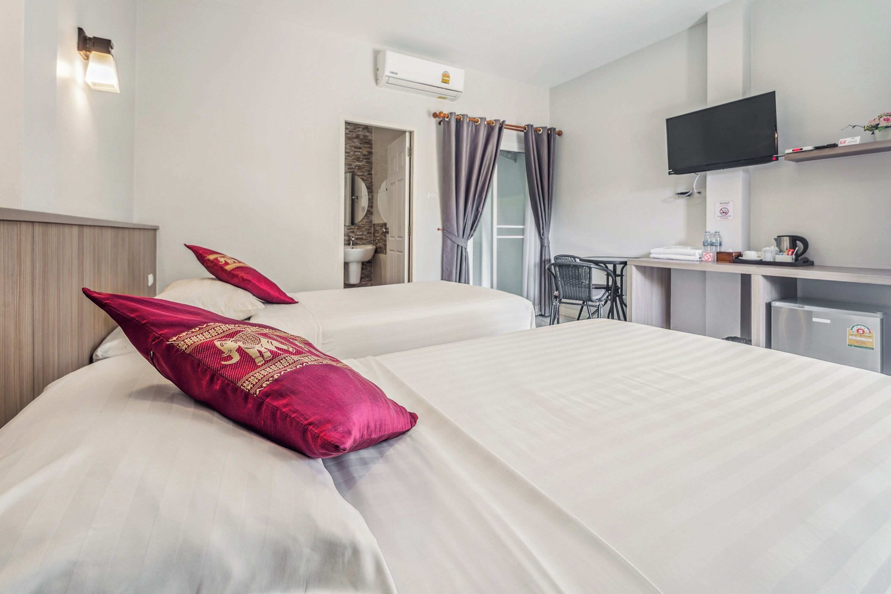 twin room | desk, blackout curtains, free wifi, bed sheets