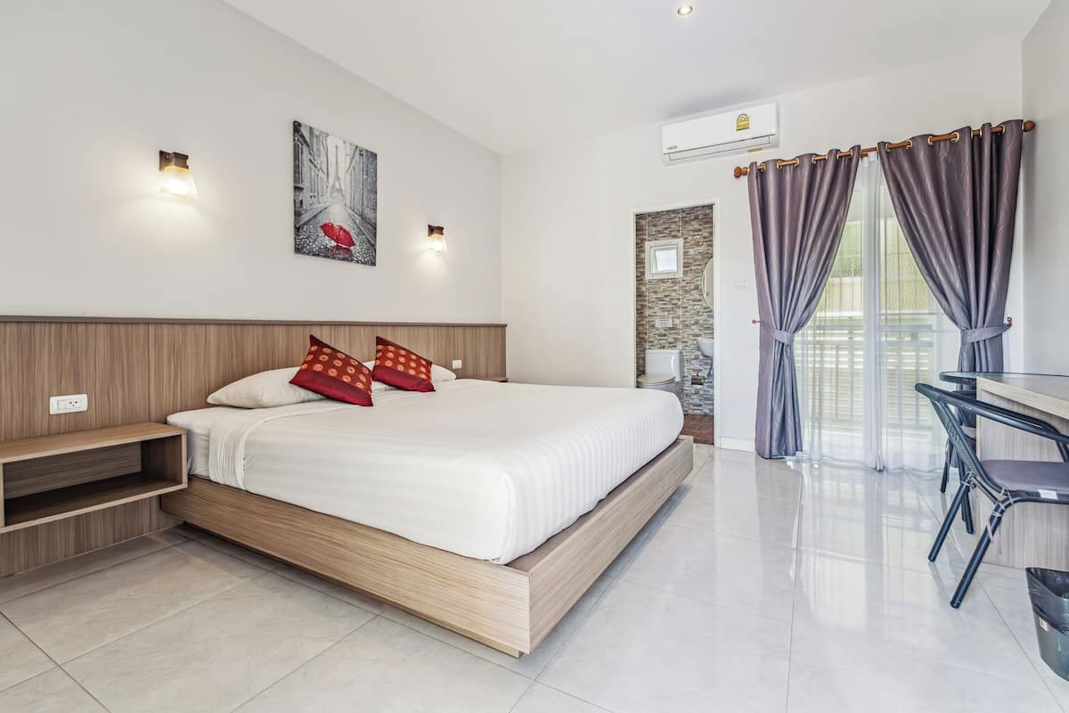 double room | desk, blackout curtains, free wifi, bed sheets